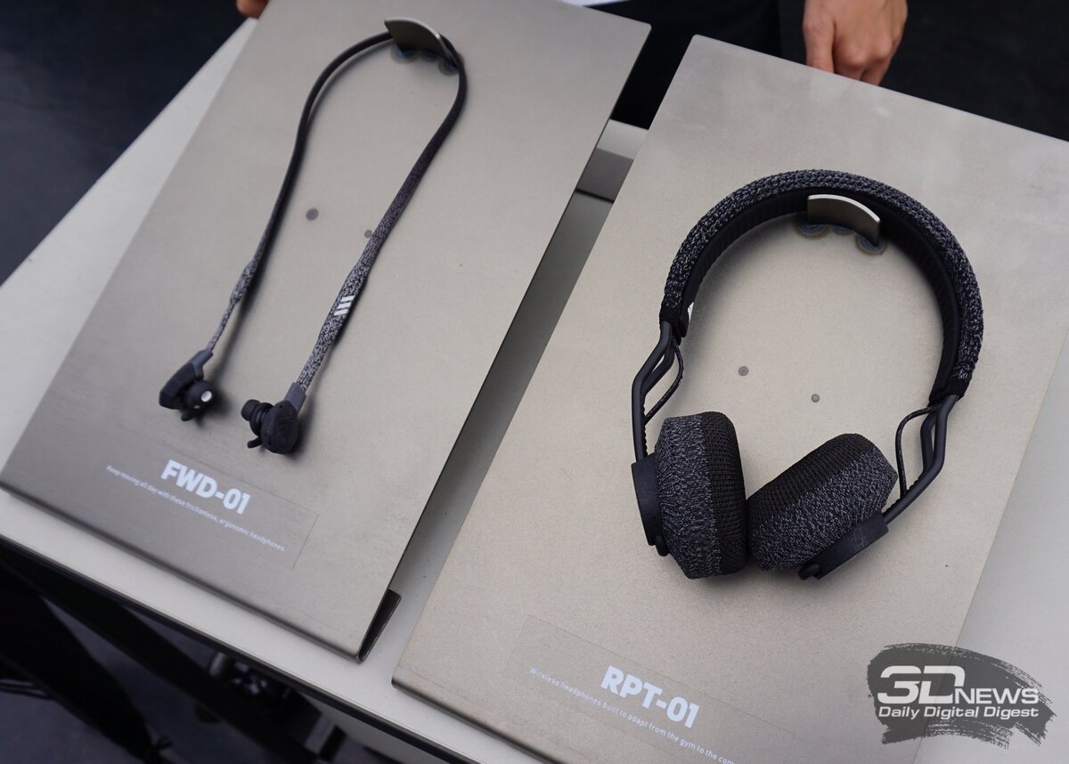 Новинки ориентированы в первую очередь на пользователей, занимающихся спортом и фитнесом, а также ведущих активный образ жизни. Ключевой особенностью наушников Adidas является тканевая отделка, за счёт которой модель FWD-01 напоминает шнурок от кроссовок, а модель RPT-01 внешне отсылает нас к сетчатым кроссовкам серии Adidas Boost