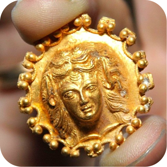 золотая фибула (источник РИА)