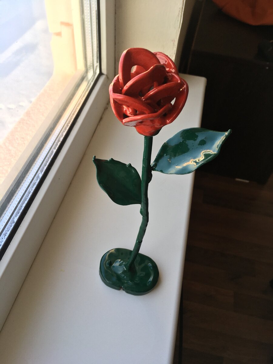Покрашенная роза из металлалома, жене очень понравилась.