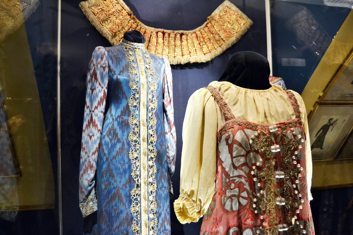 Костюмы царицы (синий) и Марии Нагой (красный) к спектаклю «Великий государь». В. Соловьев, режиссер Л. С. Вивьен, художник В. В. Дмитриев. Музей Русской драмы