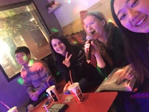 Поём "Гангнам-стайл" в корейском караоке