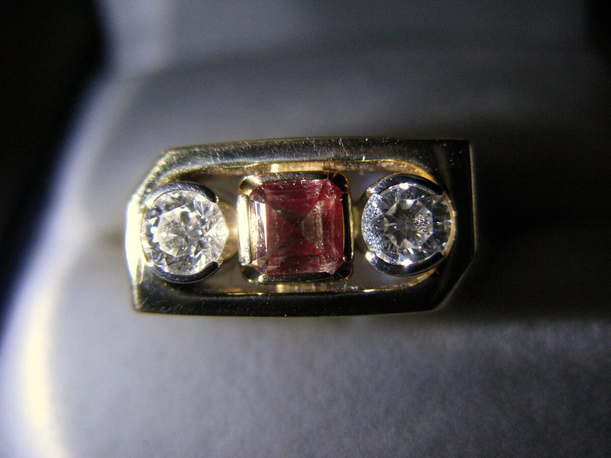 УРАЛЬСКИЙ АЛЕКСАНДРИТ 0.6 КАРАТА ВЫСШИХ ЦВЕТОВЫХ ХАРАКТЕРИСТИК, АРАНЖИРОВАННЫЙ ДВУМЯ БРИЛЛИАНТАМИ ПО 0.3 КАРАТА В МУЖСКОМ КОЛЬЦЕ. Освещение огнем свечи.