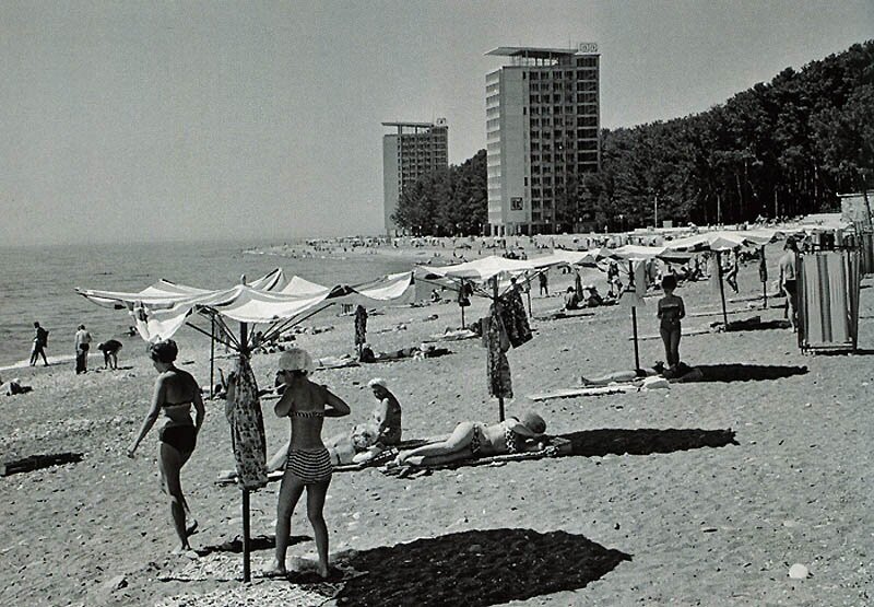 СССР. "На пляже Пицунды", 1968. Фото: В. Егоров