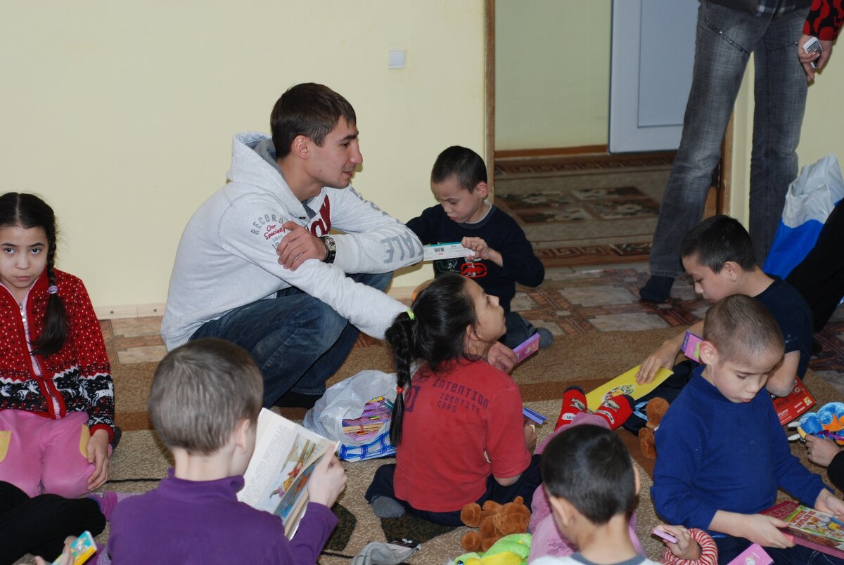 Дети изучают подарки, которые мы им привезли