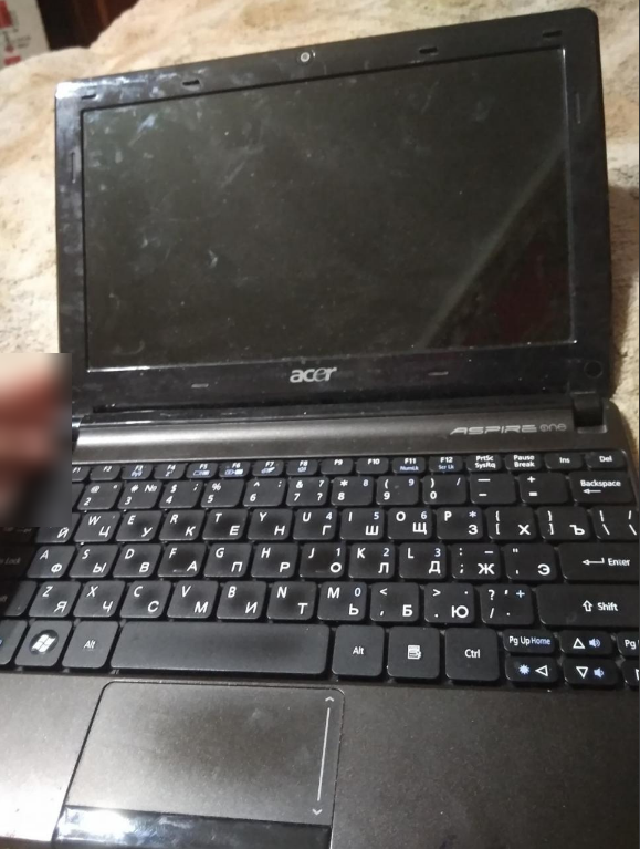 Единственное сохранившееся фото ноутбука, он был успешно сломан. Сейчас я бы его починил, тогда пришлось продать его за копейки. Покупался нетбук за 3 тыс. рублей.