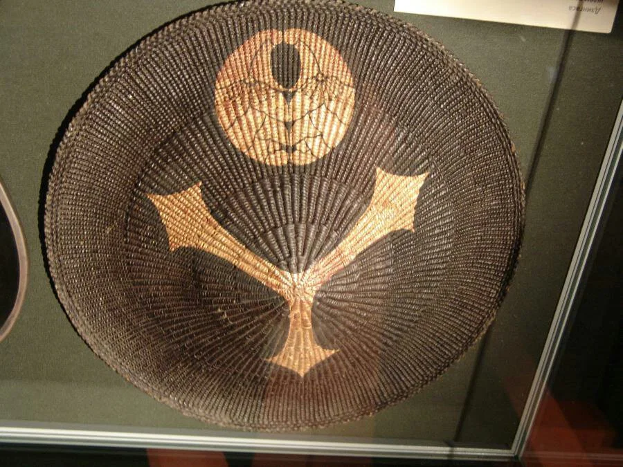 Вилообразный крест на снаряжении самурая. Такой же символ был на каждой могильной плите в России до реформы 17-го века. Из книг НХ