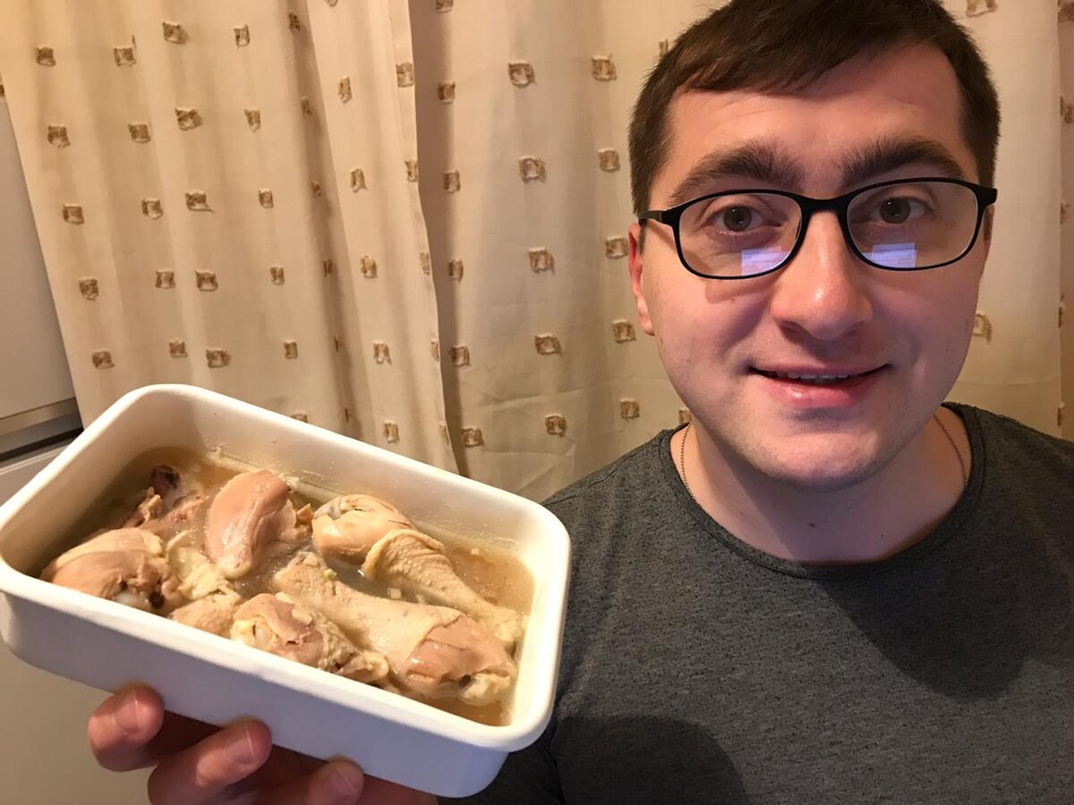 Пробую заливное из курицы