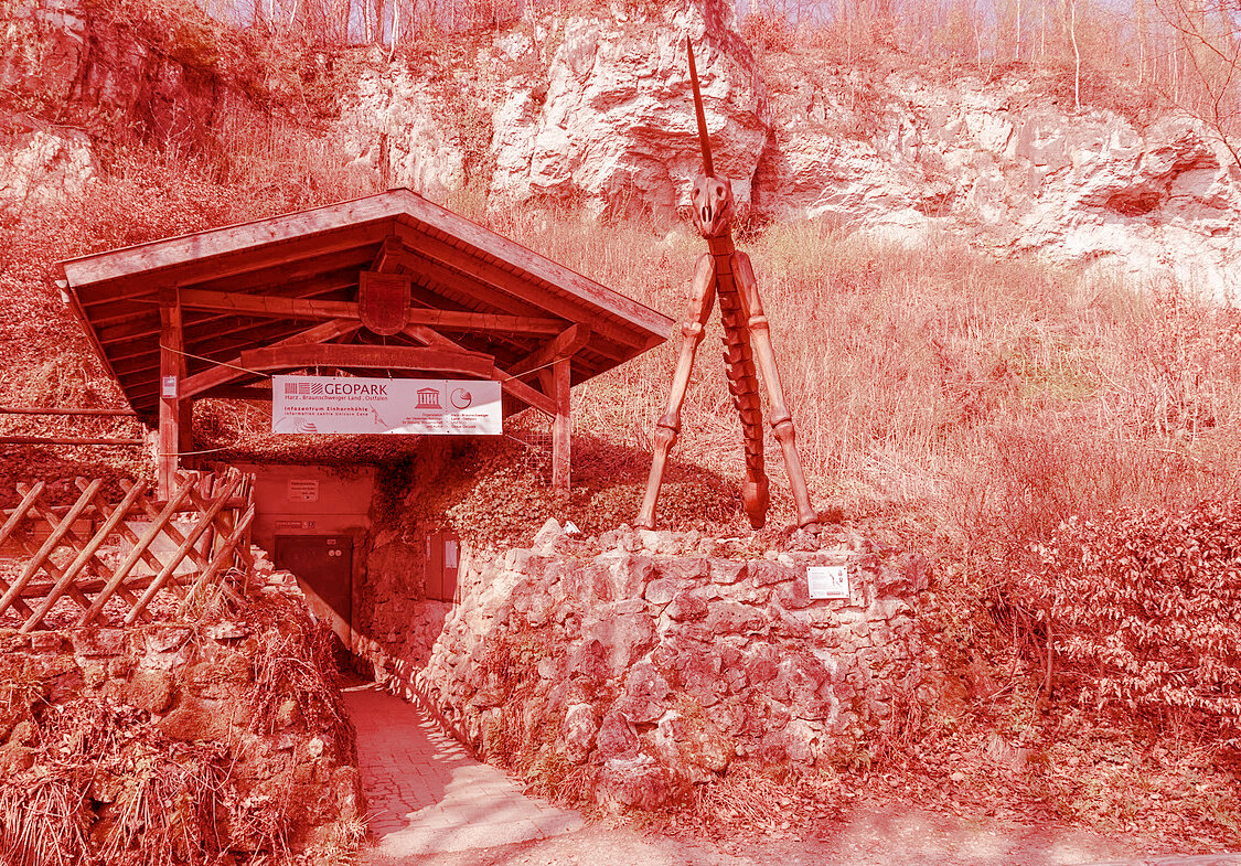 Декорированный вход в пещеру.