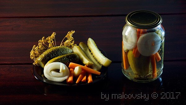 Огурцы маринованные пикантные с морковью