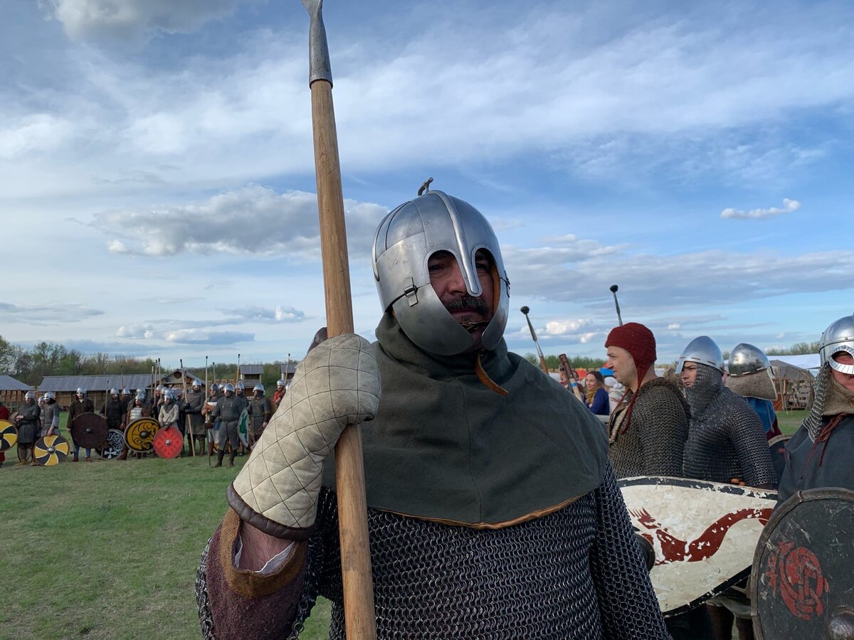 Май 2021 года. Липецкая область, фестиваль исторической реконструкции "Русборг". Известный блогер и военный историк Клим Жуков в шлеме из Нортгемптоншира
