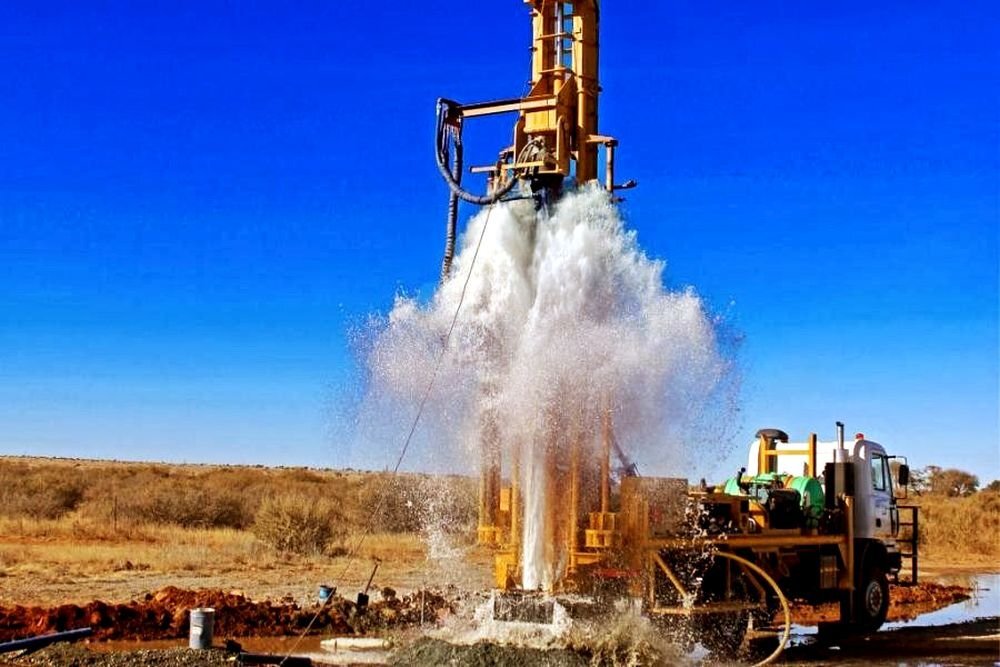 Бурение скважины с пресной водой. Источник: aquahole24.ru