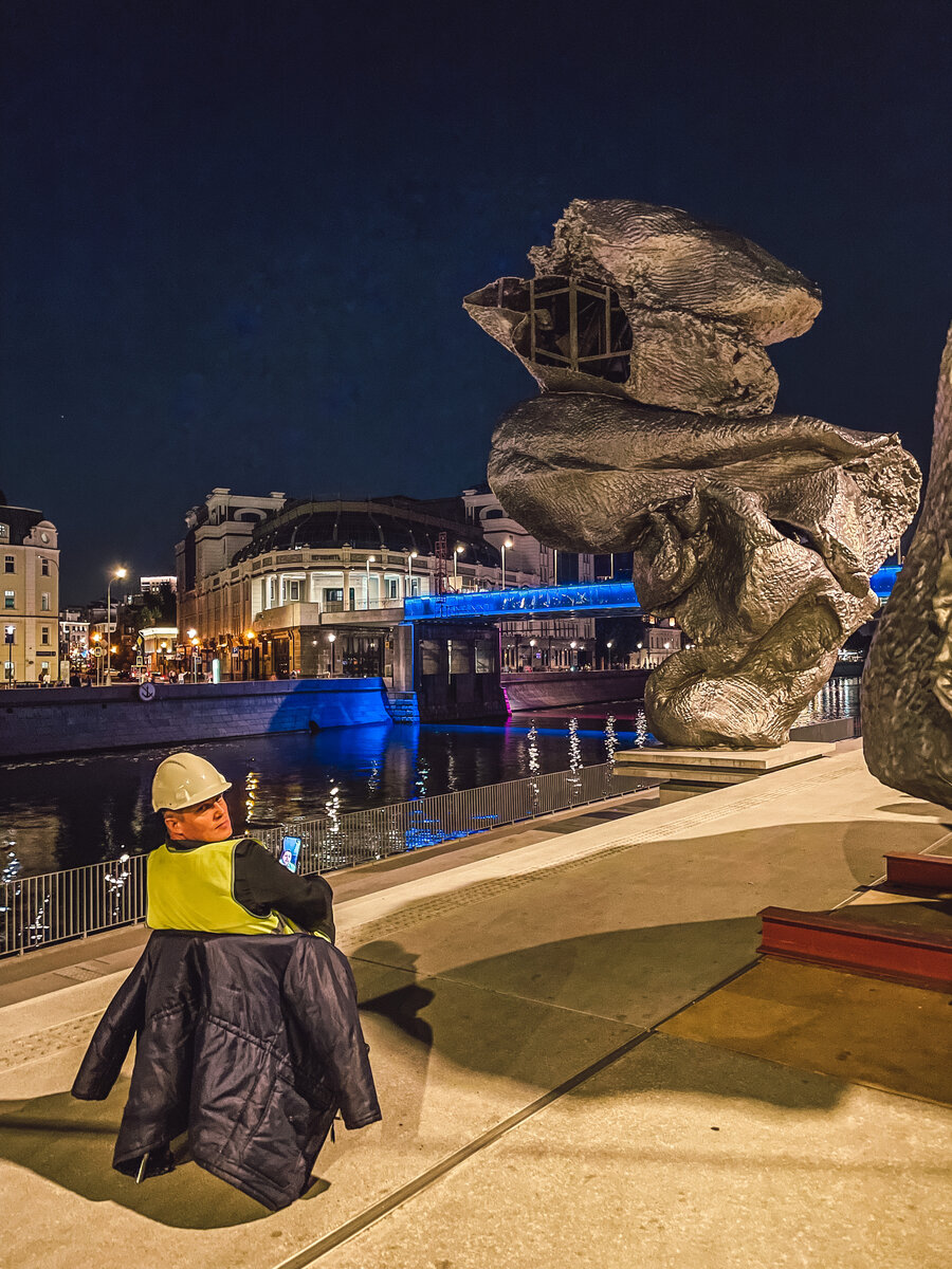 Охранник сторожит не до конца установленную скульптуру. Она будет намного выше - см. следующее фото.