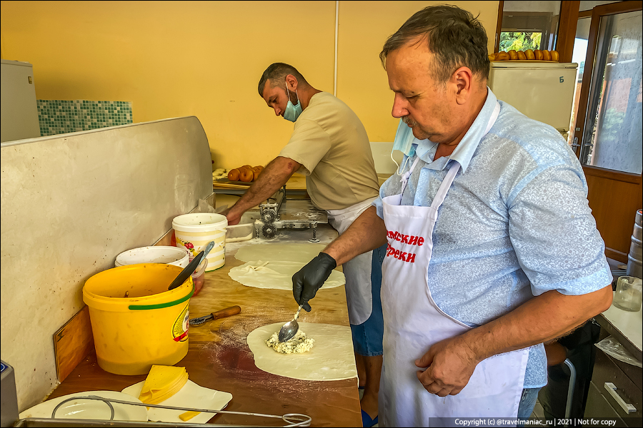 Пробовали чебуреки-кошку, чебурек-верблюд или чебурек-акулу? В Крыму нашел такую чебуречную2