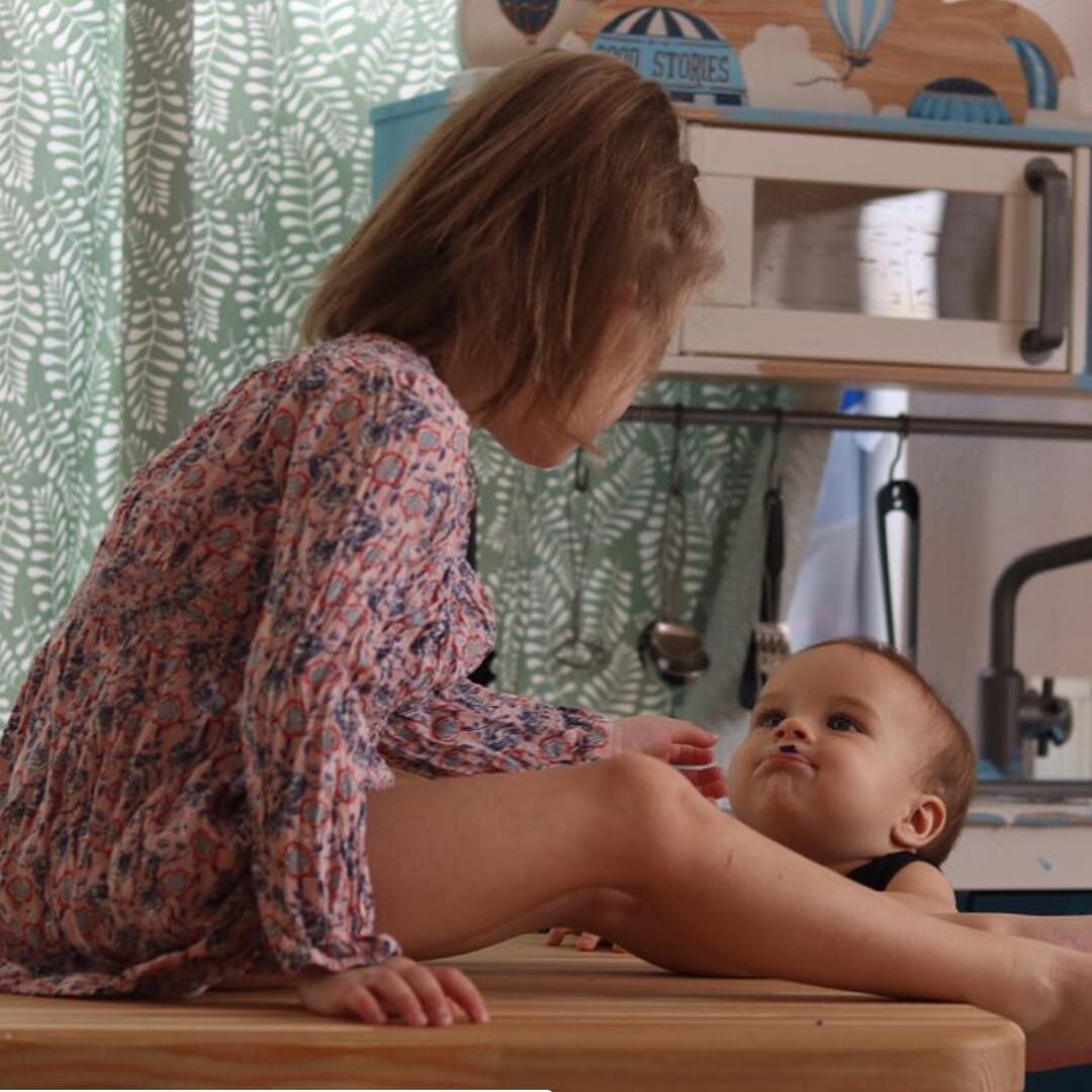 Старшие следят за тем, что Тишка тащит в рот 🙈🙈😌