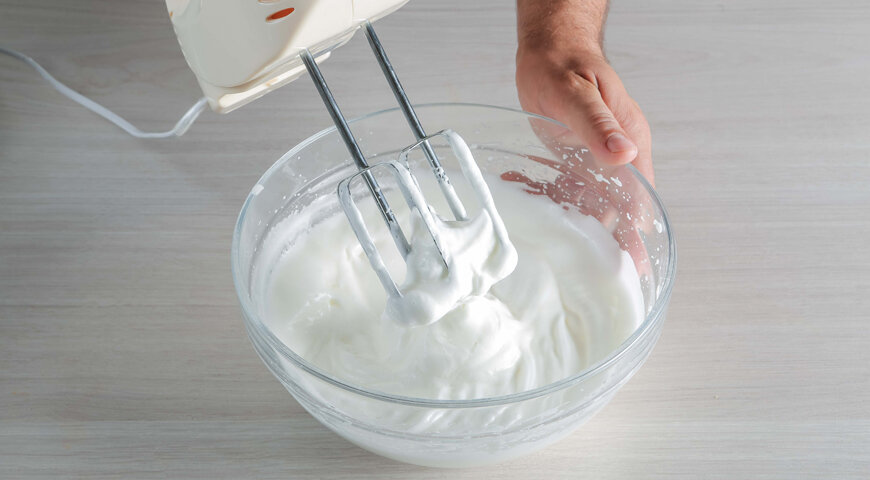 Взбивайте сметану с яичным белком. До какой температуры охлаждают белки для взбивания. Неправильно взбитые белки. Какой насадкой взбивать белки для безе. Взбитые яичные белки.