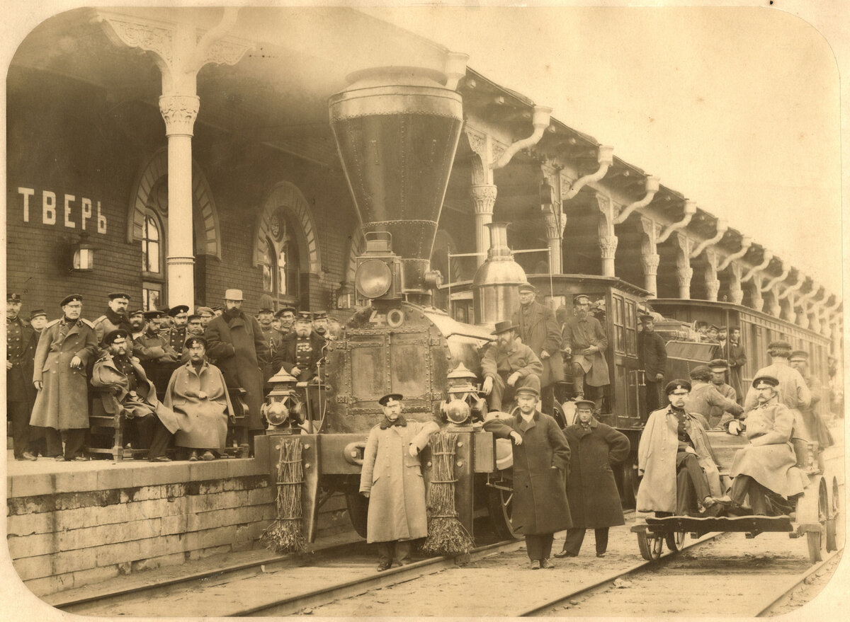 © Wikimedia Commons / public domain (Служащие Николаевской железной дороги на ст. Тверь, первая половина 1860-х годов)