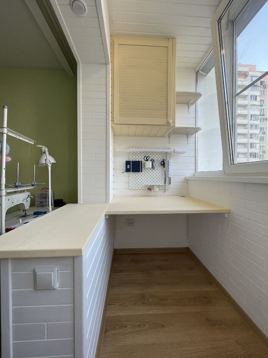 Рабочее место на балконе от компании «КАКСВОИМ»
