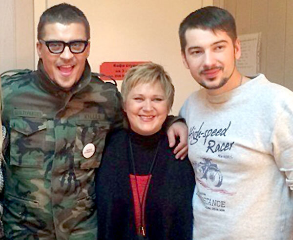 Ханова-старшая с любимыми учениками - Беляевым и Сороченковым Ханова-старшая с любимыми учениками - Беляевым и Сороченковым, который уверял, что в «Голосе» она вместо дочки занималась с конкурсантами. Фото из личного архива