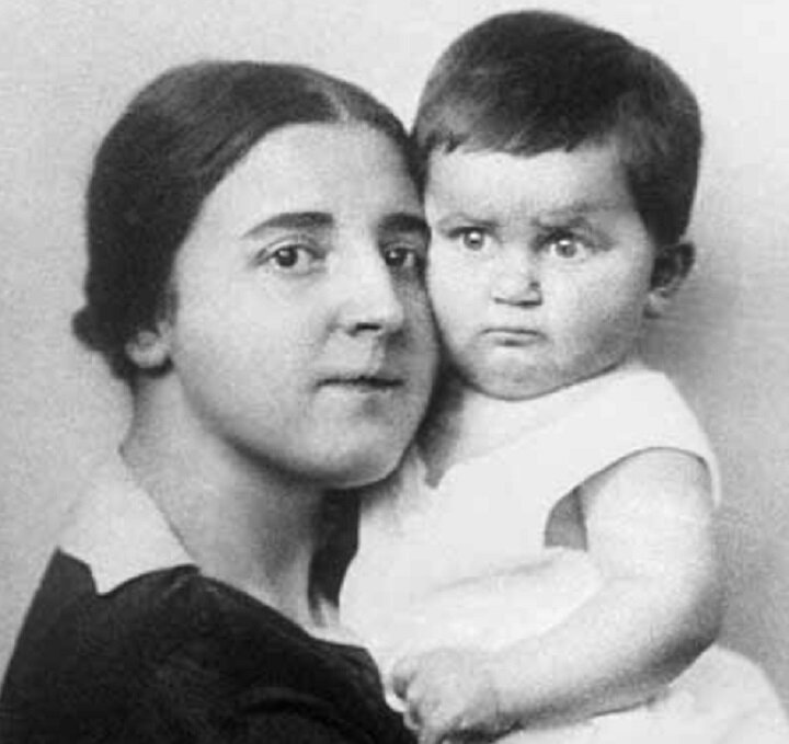 Света с мамой. Фото: общественное достояние. 