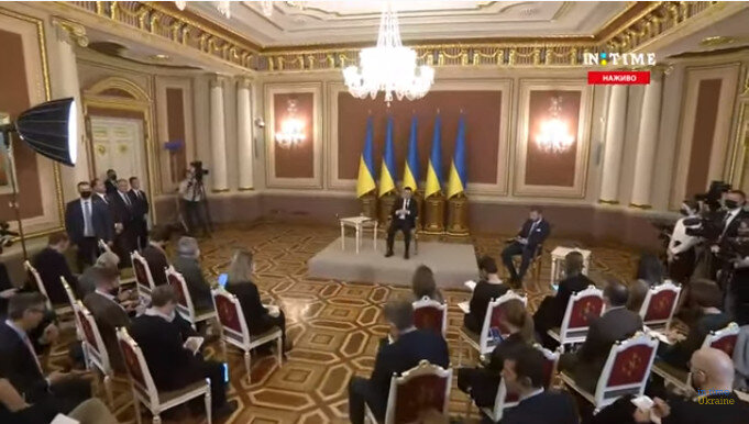 В центре зала Зеленский дает спец-пресс-конференцию. Скриншот видео.