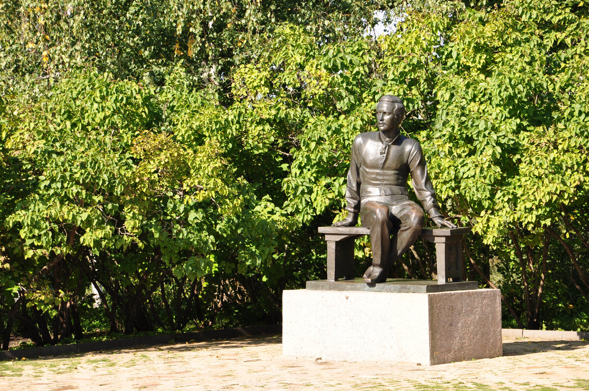 Памятник Лермонтову