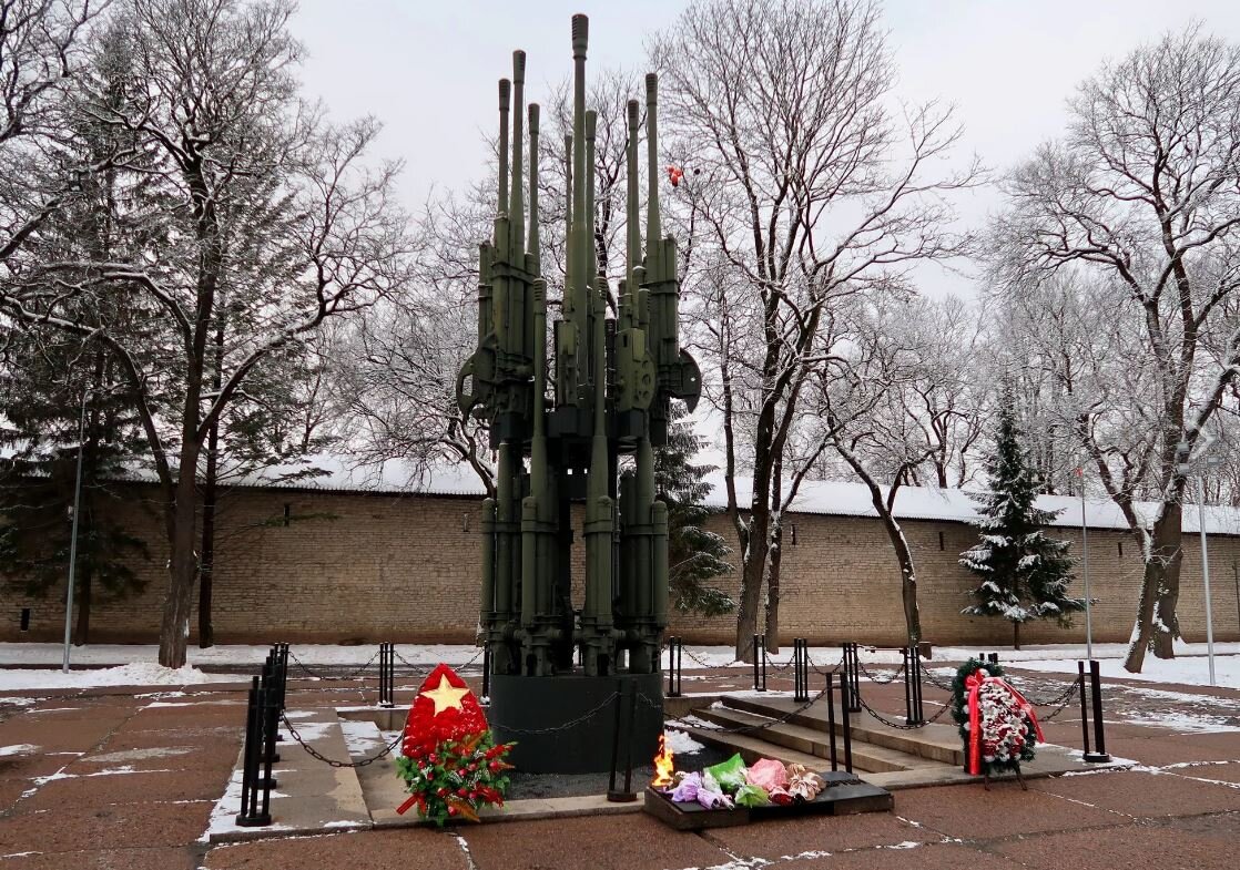 Мемориал рядом. Мемориальный комплекс вечный огонь Псков. Памятник вечный огонь Псков. Псков площадь Победы вечный огонь. Мемориал могила неизвестного солдата Псков.