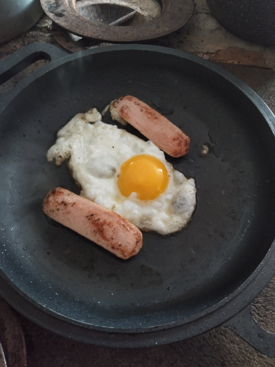 просто яйцо с сосиской, а так вкусненько