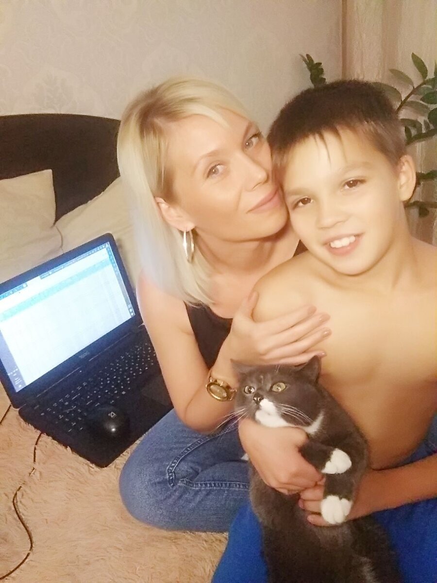 Моя работа и моя семья 🖥👩‍👦🐱❤️ - мы всегда вместе! 
Честно сказать❓Моя мотивация - это мой сын‼️

Он мне дает стимул двигаться💃, черпать вдохновение, воплощать все задуманное!

☀️Я хочу подарить ему счастливое детство, быть всегда рядом когда я ему нужна ( в моем детстве родители все время были на работе, вспоминаю как я плакала😪 и мне их не хватало в трудные минуты или в минуты радости)
.
🤔 Так же считаю что самое лучшее вложение это наши дети!

На это конечно же нужны деньги, что бы развивать его способности, что бы учить в институте, так не хочется считать деньги от зарплаты до зарплаты и жалеть в старости, что я не смогла быть рядом и не смогла дать ему нужное образование.

Что вас мотивирует? Делитесь в комментариях 🙂