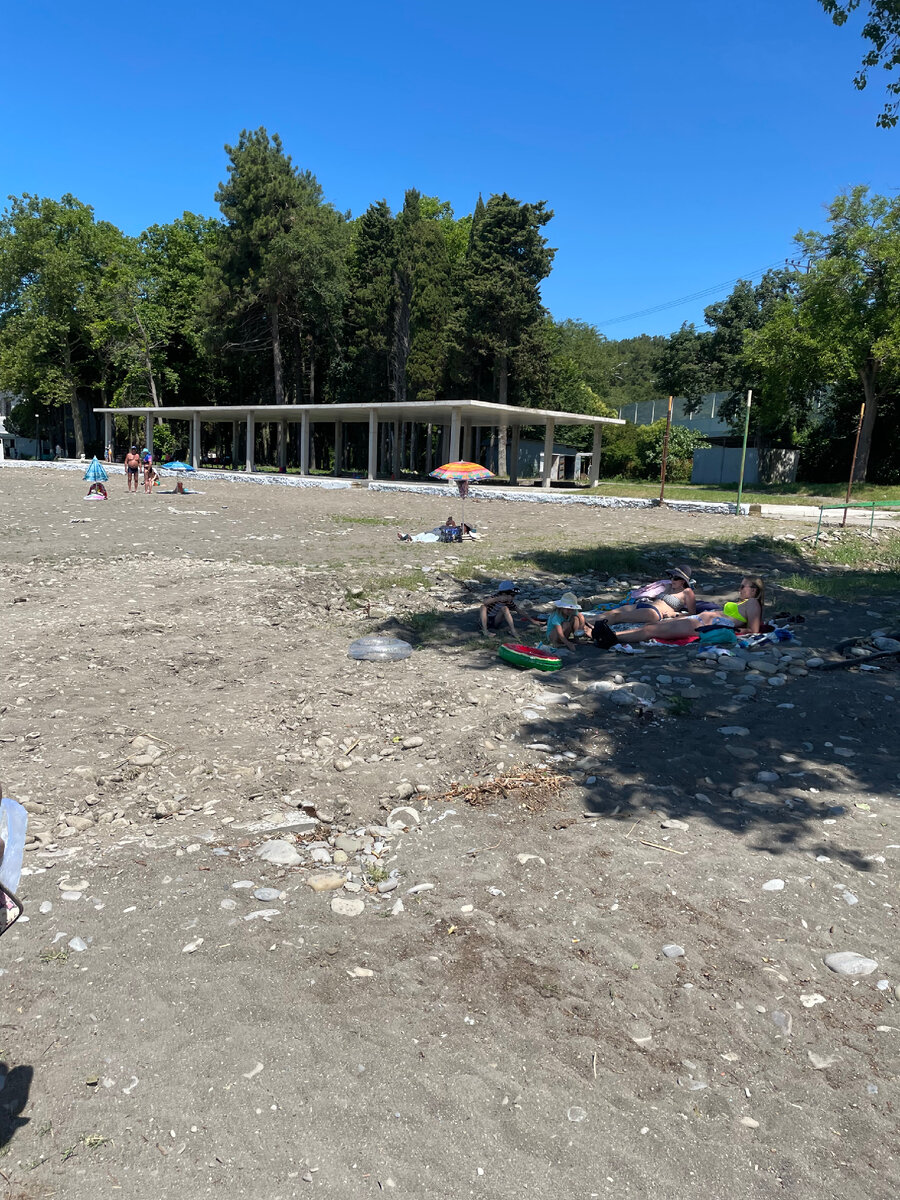 Вот мой когда - то любимый пляж. Под навесом раньше было кафе - столовая, рядом  были шезлонги 