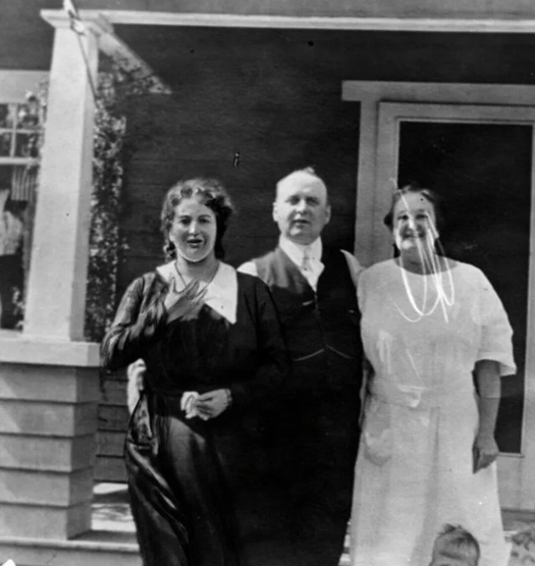 Миссис Вальбурга Остеррайх на вечеринке в своем доме днем 22 августа 1922 года. В тот вечер ее муж был убит.