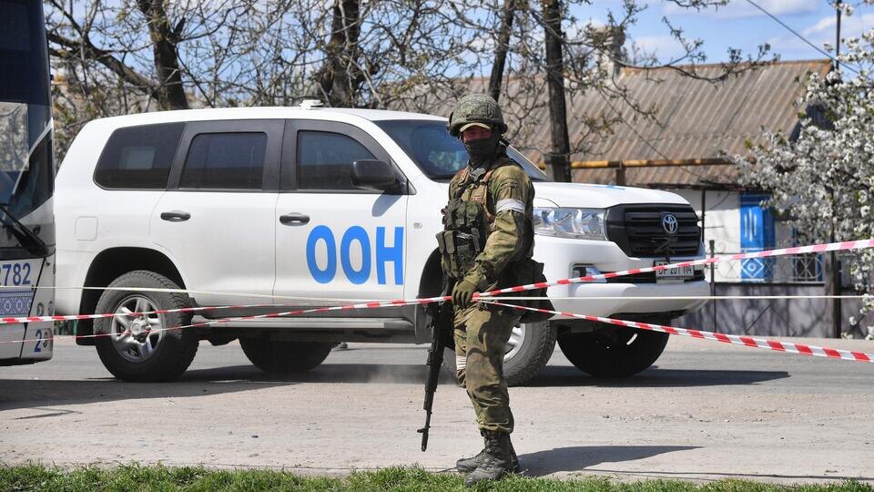    Автомобиль представителей Организации Объединенных Наций (ООН) в селе Безыменное, ДНР. РИА Новости/Алексей Куденко