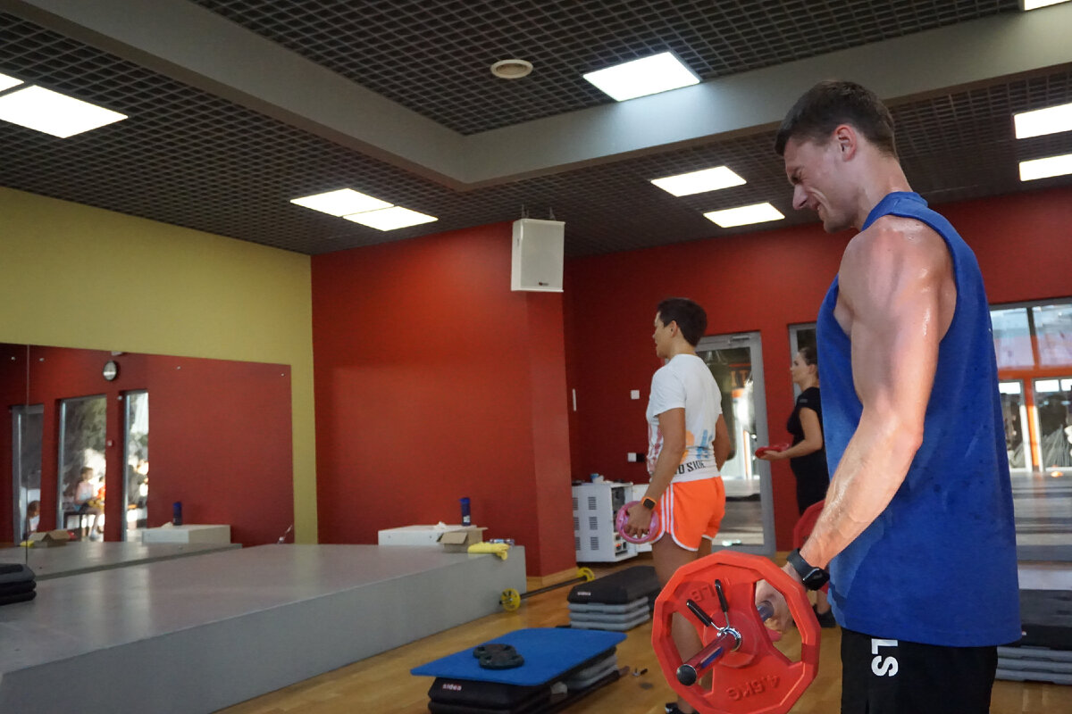 BODYPUMP — это тренировка со штангой, предназначенная для того, чтобы вы были стройными и подтянутыми