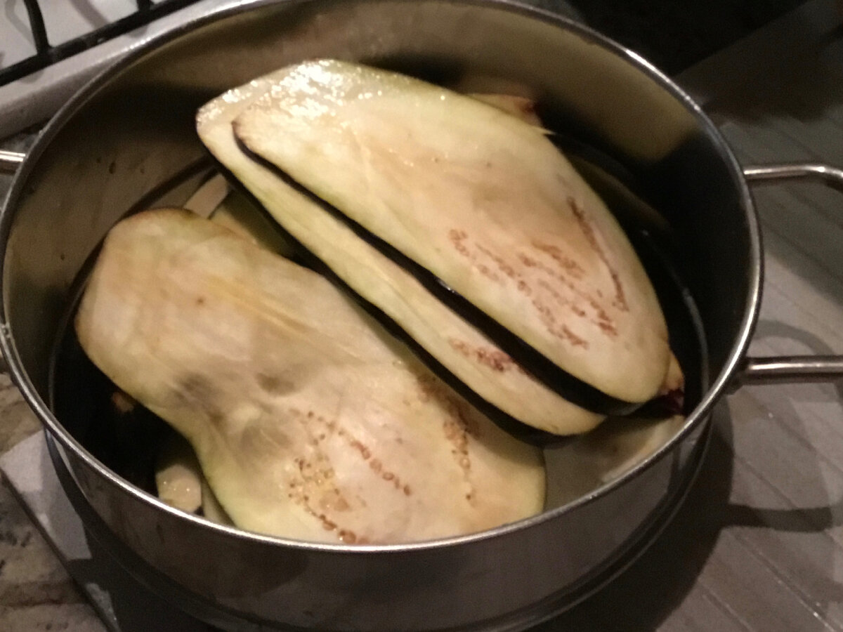 Сначала нарезать баклажаны на «языки» толщиной 3-5 мм, щедро посолить и оставить в дуршлаге чтобы стек сок. 