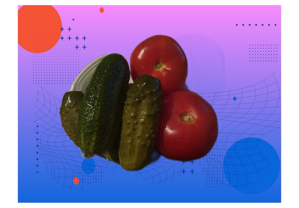 Вот тоже "две рыбки"- противоположности: свежие помидоры и малосольные огурчики у меня на столе. В деревне. С "этим делом".