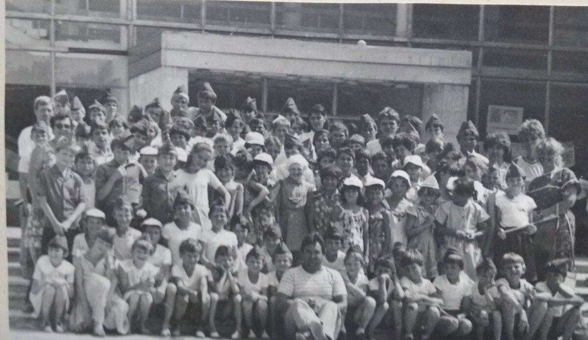 На дне города. На фото все наши дети и воспитатели. Фотограф был суперпрофессионал, всех поместил на фото