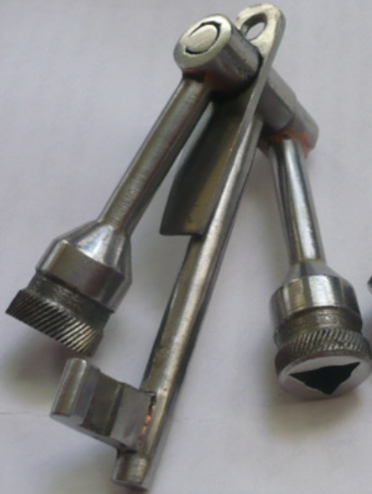 Этот набор ключей был у каждого проводника. Позволял открыть вагонные двери и даже окна. 