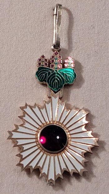 Орден Восходящего солнца с цветами павловнии, ГИМ, фото автора статьи, 2023г.