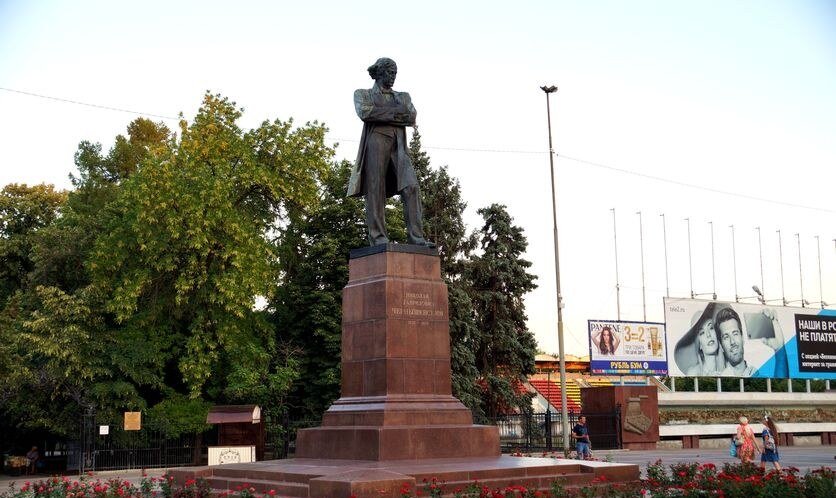 Так стало. Памятник революционеру-разночинцу и стадион.