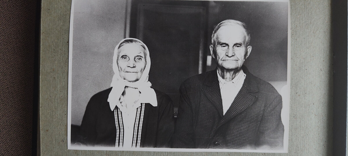 Бабушка с дедушкой. Они у меня из вольных казаков.