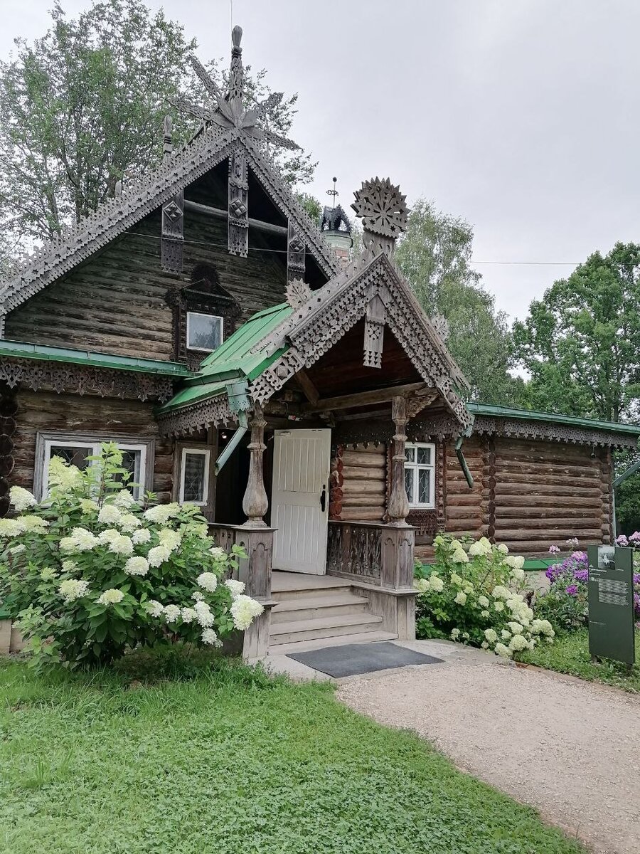 Листайте галерею - терем хорош в разных ракурсах.