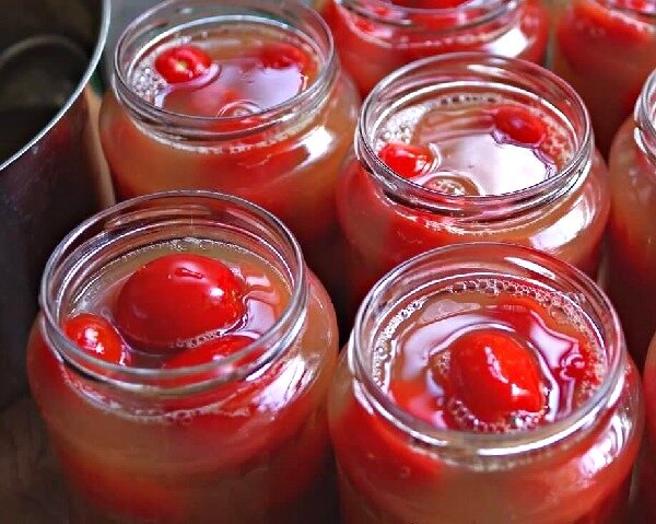Рецепт маринованных помидор в яблочном соке я нашла в Интернете. Так что этот рецепт я приготовила впервые в жизни. Однако помидоры, маринованные в яблочном соке, получились очень хорошо.-8