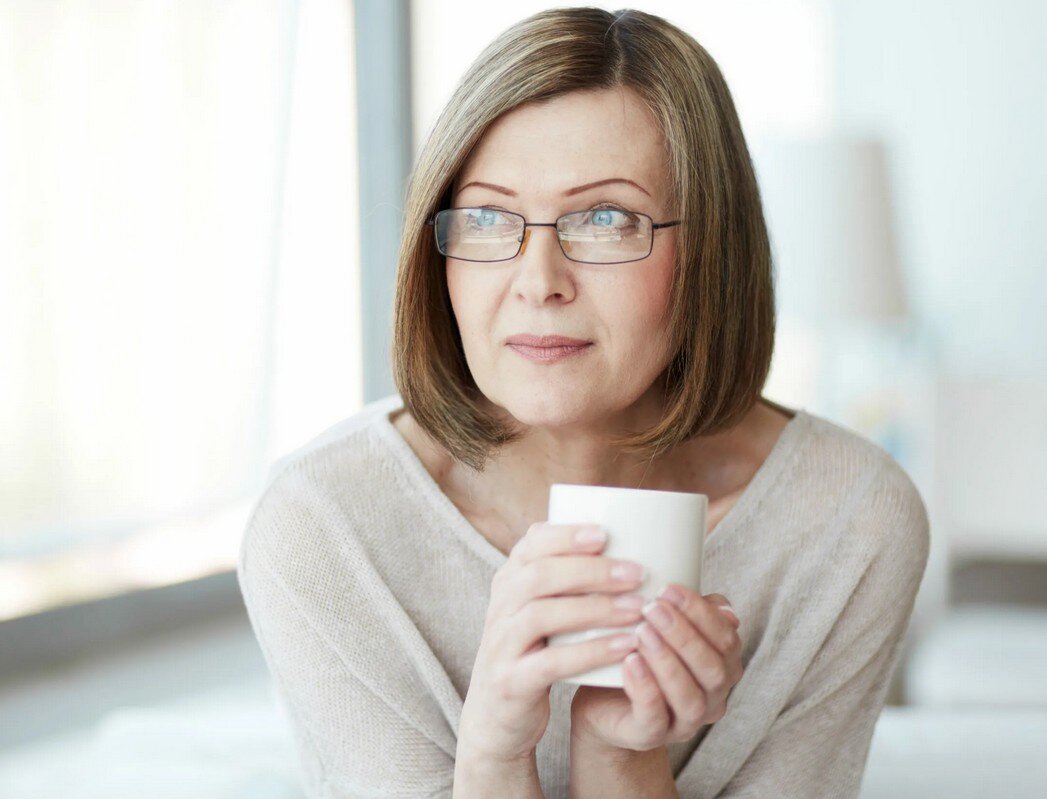 Болезнь грейвса пациент. Уход за кожей лица. Мимические морщины. Морщины на лице. Ухоженная женщина.