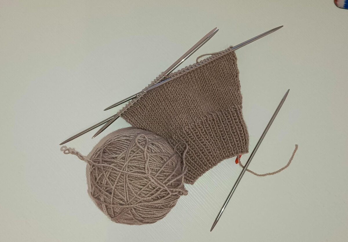 Всем привет. Хочу похвастаться своим небольшим результатом. Сегодня у меня связался один рукав для моего джемпера. Вязала его больше двух недель. А все почему? Да потому что, нет опыта вязания рукавов для реглана снизу. А в чем именно была загвоздка, я вам сейчас расскажу!
