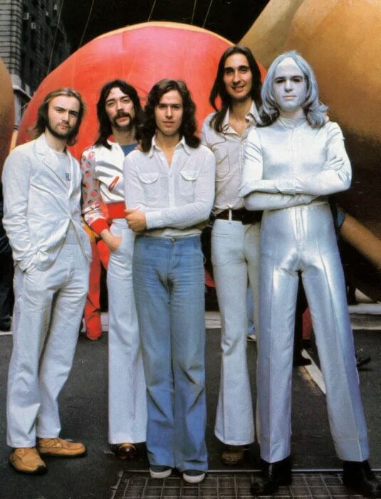 Genesis. Слева - Фил Коллинз, справа - Питер Гэбриэл.