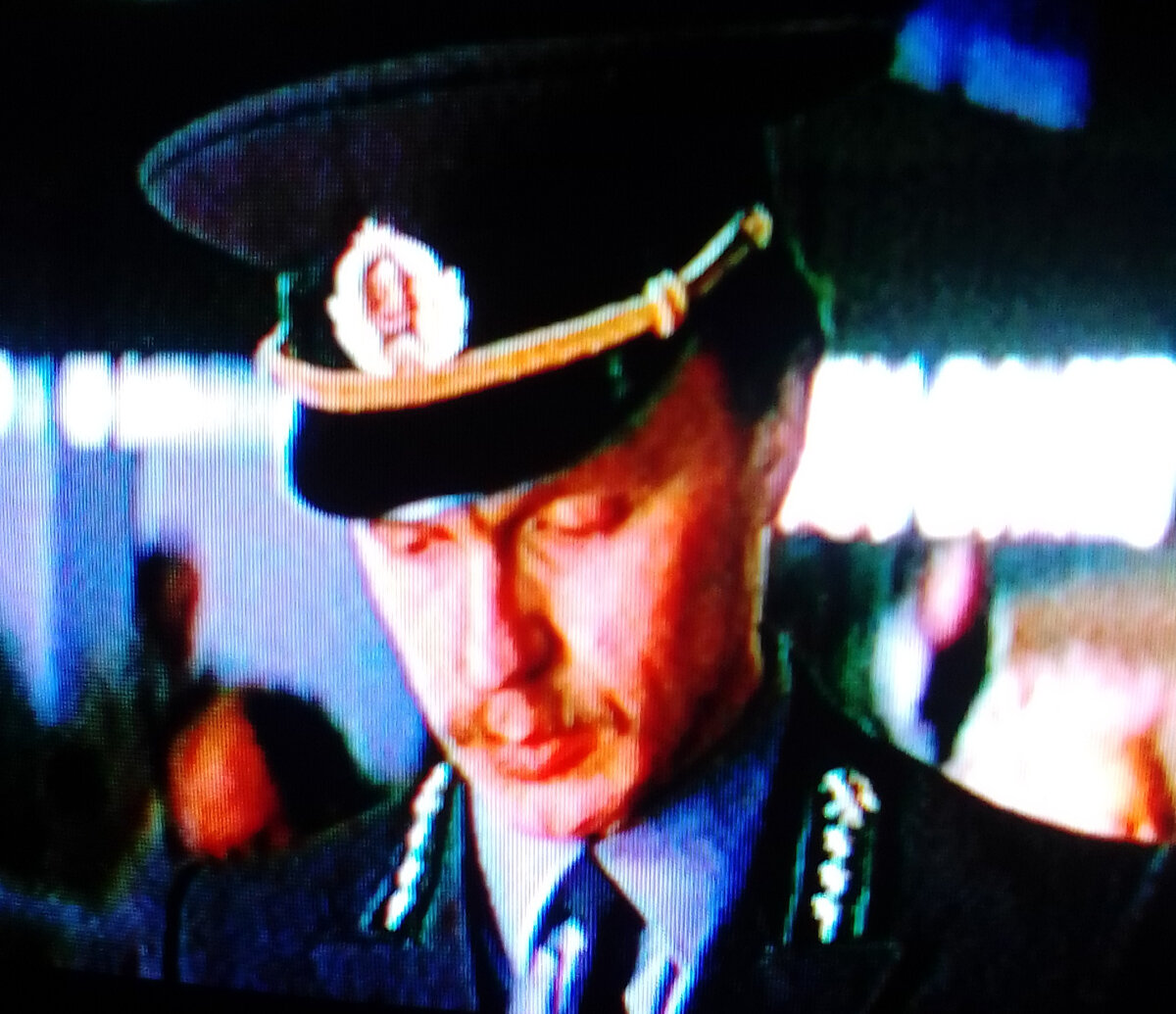 Майор Терещенко читает Наташино письмо.