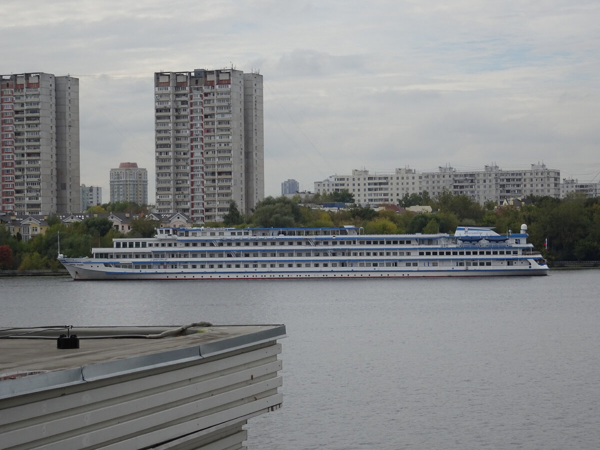 Химкинское водохранилище на теплоходе. Химкинское водохранилище Левобережная. Портхладокомбинат Химкинское водохранилище. Мост через Химкинское водохранилище на речном вокзале.