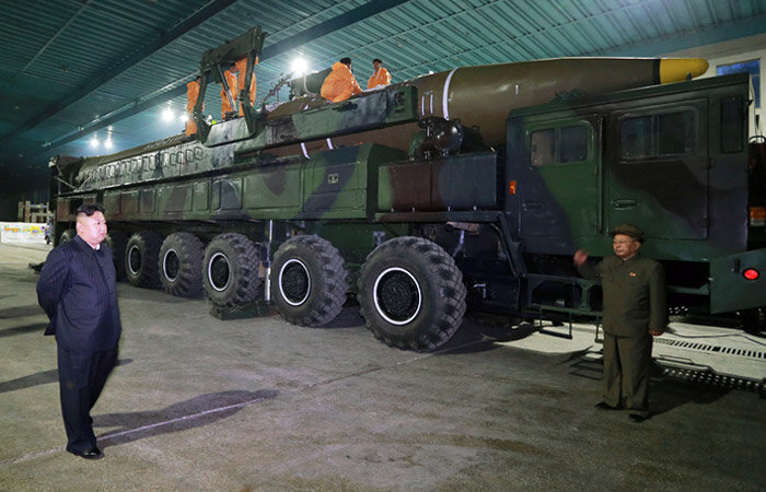 Лидер КНДР Ким Чен Ын (слева) около межконтинентальной баллистической ракетыФото: Reuters