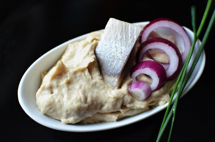 икра из манки и селедки. паштет из селедки форшмак. селедочная.