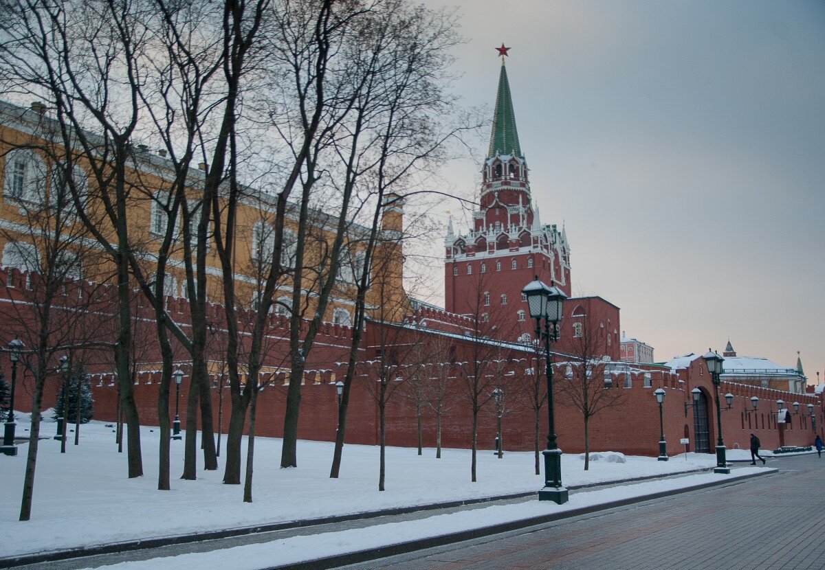 Москва кремль новости. Музей Москвы зимой. У кремлевской стены. Кремль ракета.
