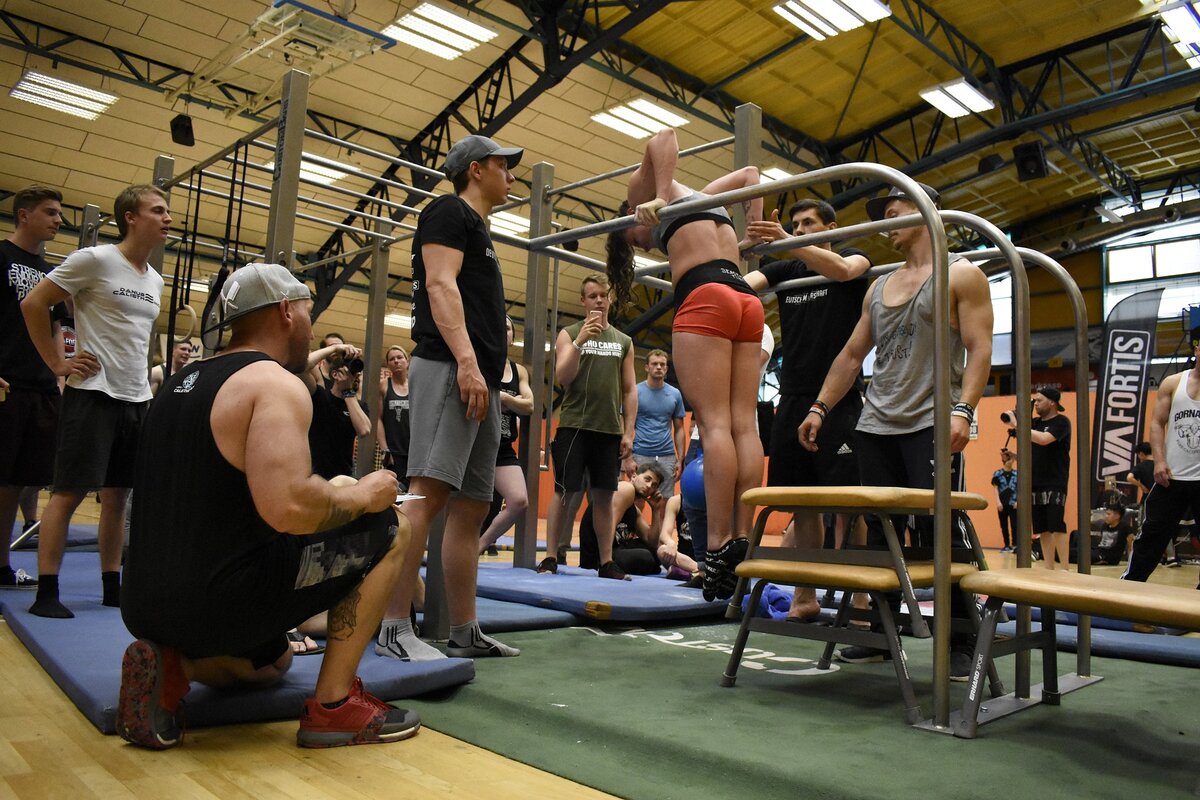 Спорт хотел. Гимнастический зал для свободных тренировок. Спорт фитнес немецкий. Посещать спортзал кроссфит. Спортивный немецкий зал.